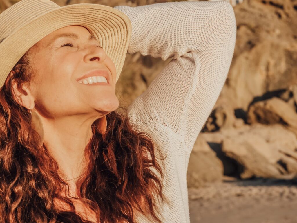 Ti preoccupa l'aspetto dei tuoi denti a 50 anni? Scopri come raddrizzare il tuo sorriso senza compromettere la tua immagine