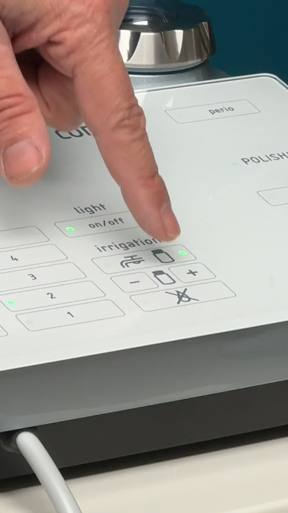 L'Era del Metallo è Finita: La Guided Biofilm Therapy come Nuovo Standard del Lusso Clinico 3 Guided Biofilm Therapy